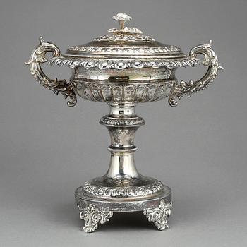 SOCKERSKÅL PÅ FOT, silver, senempire, Gustaf Möllenborg, Stockholm 1839. Vikt ca 646 gram.