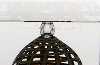 OIVA TOIKKA, AN ANNUAL CUBE, glass, signed Oiva Toikka Nuutajärvi 2002, numbered 98/2000.