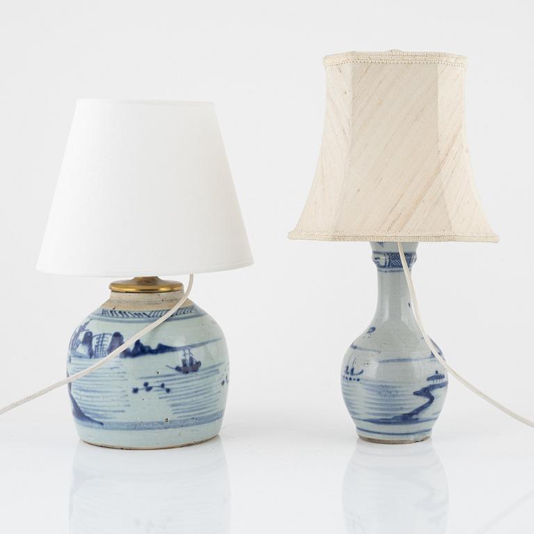 Vaser/bordslampor, 2 st, porslin, Kina, 1700-1800-tal.