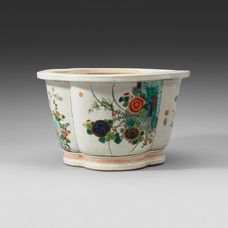 A famille verte flower pot, Qing dynasty, 19th Century.