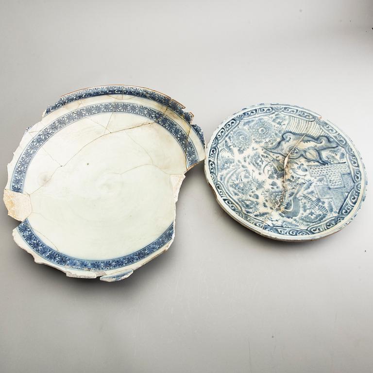 Two large blue and white Persian chargers, 18th/19th Century. Study pieces, fragments.