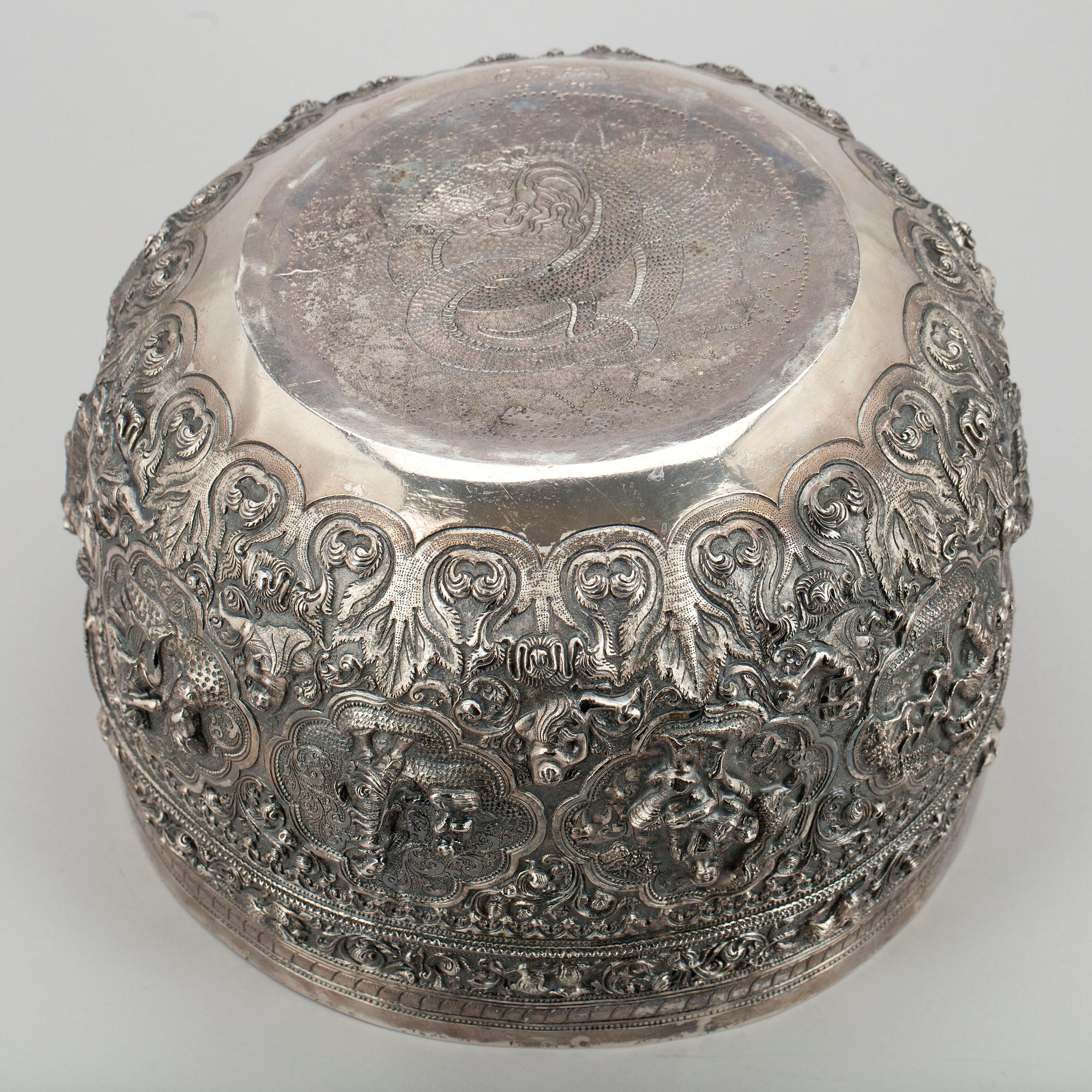 SKÅL, silver, troligen Indien. 1900-talets första hälft. Vikt 2067 g.