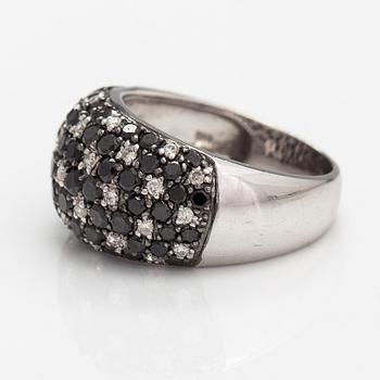 Ring, 14K vitguld, svarta och färglösa diamanter ca 2.20 ct tot. Moskva efter 1994.
