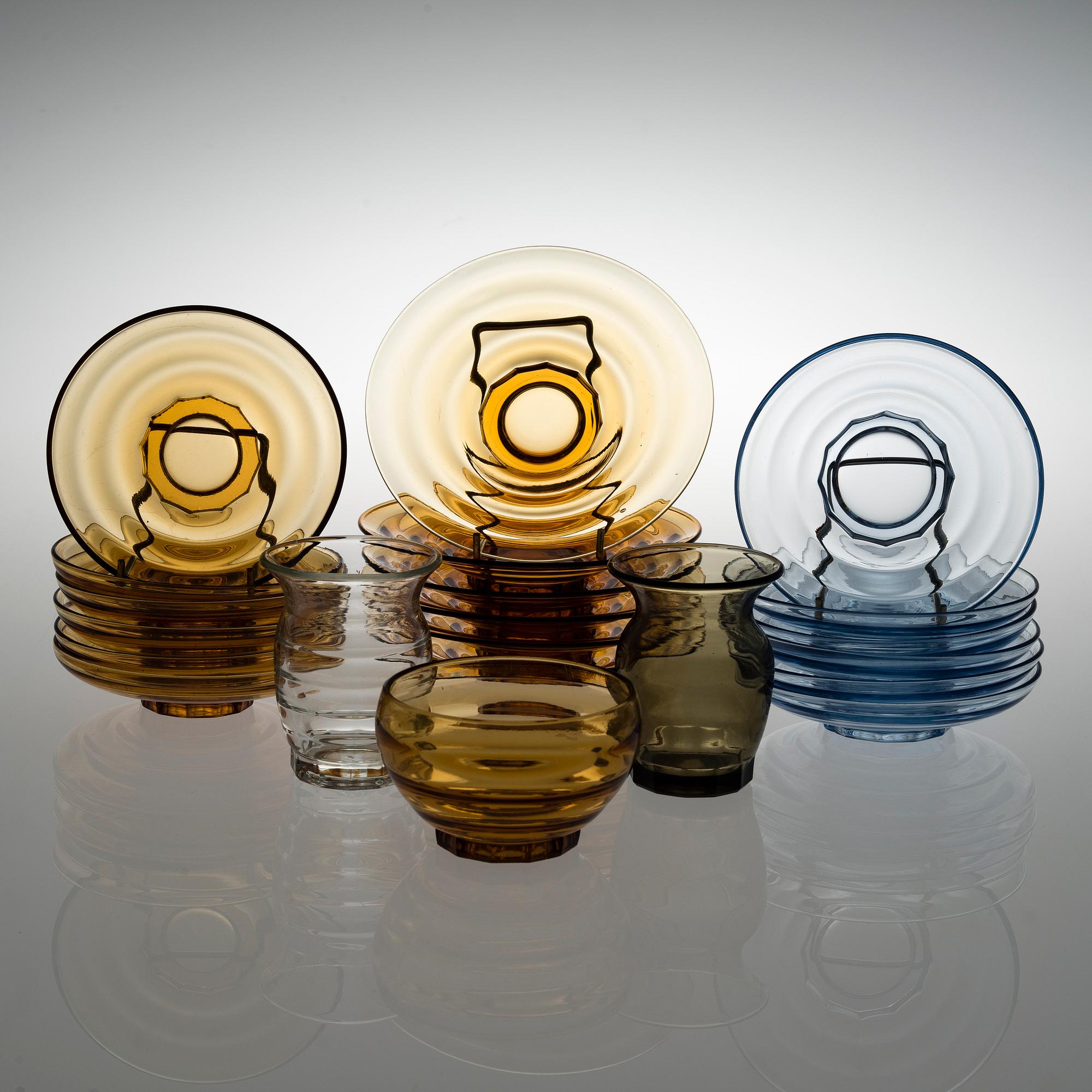 A SET OF GÖRAN HONGELL "Maininki" GLASS ITEMS, 21 pcs.