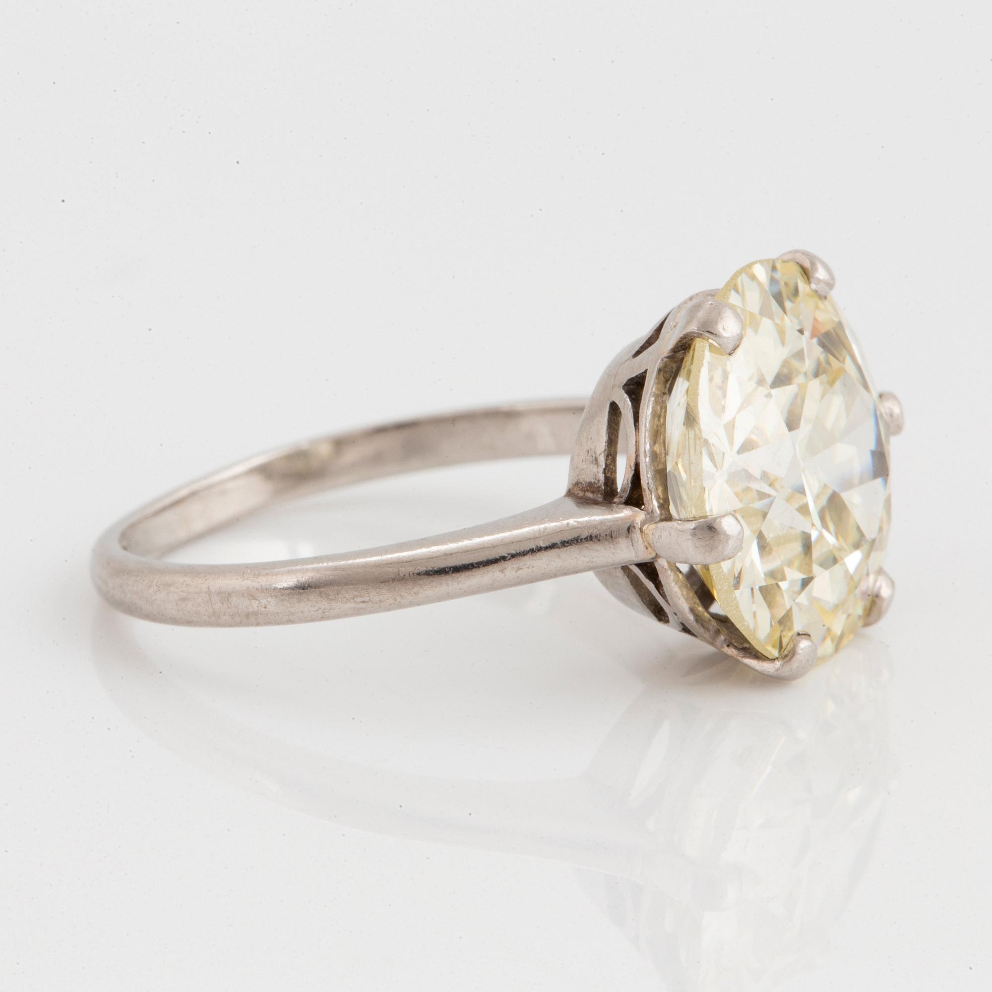 Ring platina med en gammalslipad diamant ca 5.50 ct kvalitet ca O/R vs.