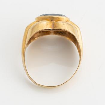Ring, 18K guld med syntetisk blå spinell.
