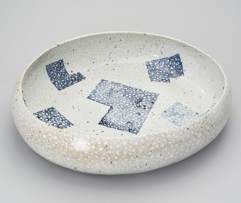 OIVA TOIKKA, A CERAMIC DISH. Signed Oiva Toikka 85014 Rörstrand.