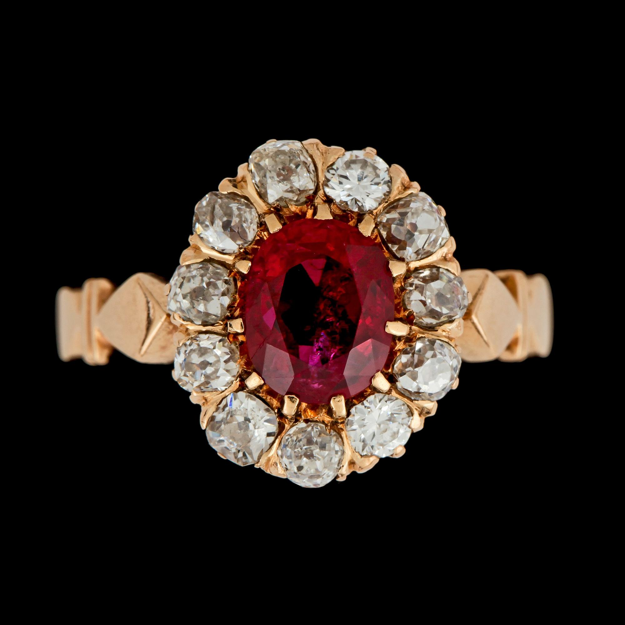 RING med rubin, 2.02 ct, samt gammalslipade diamanter totalt ca 0.90 ct.