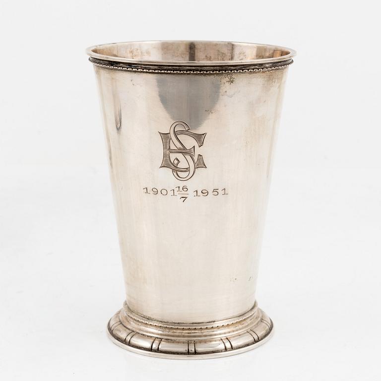 Pokaler, tre stycken, samt en vas, silver, bla Cg. Hallberg, Stockholm 1925.