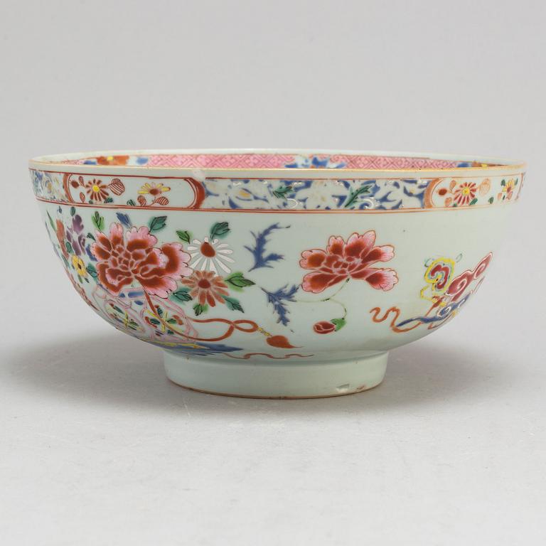 A famille rose bowl, Qing dynasty, Qianlong (1736-95).