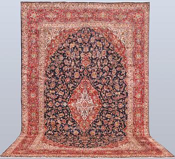 A Keshan carpet, approx. 475 x 304 cm.