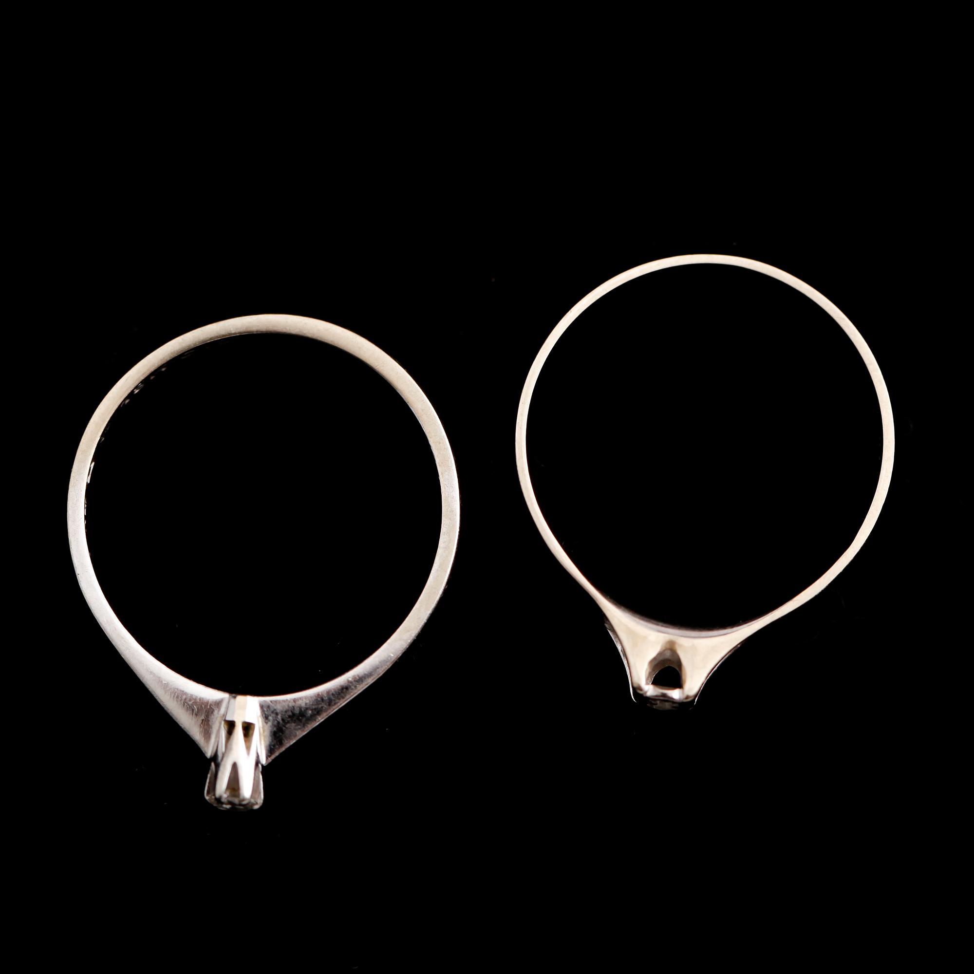 RINGAR, 2 st, 18 k vitguld med små briljanter, en 0.05 ct enligt gravyr, 1977 och 1980.