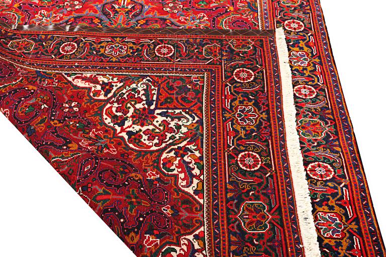 A Heriz carpet, c. 303 x 203 cm.