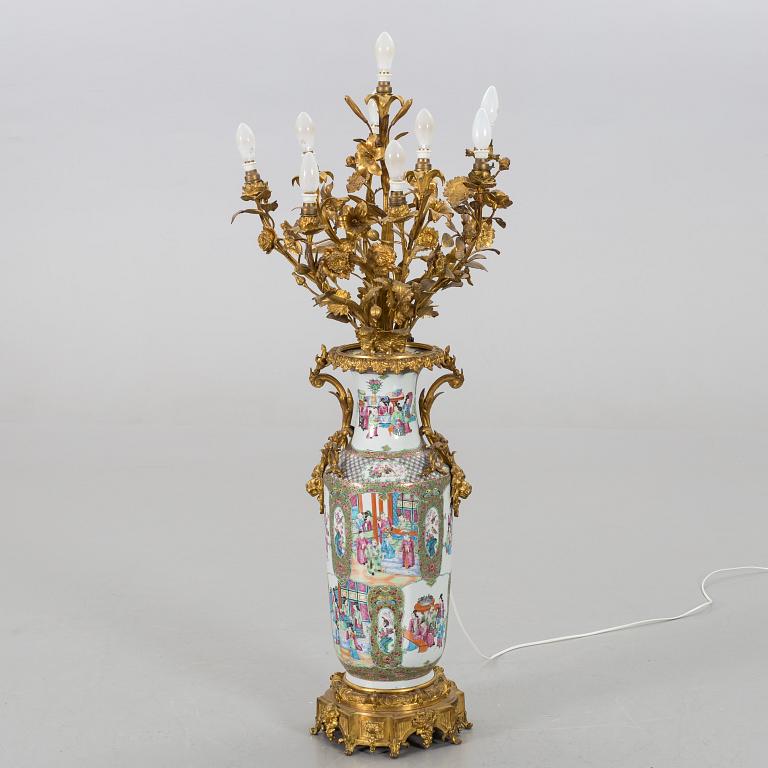 A TABLE LAMP/VASE, KANTON PORCELAIN. 19-20TH CENTURY.