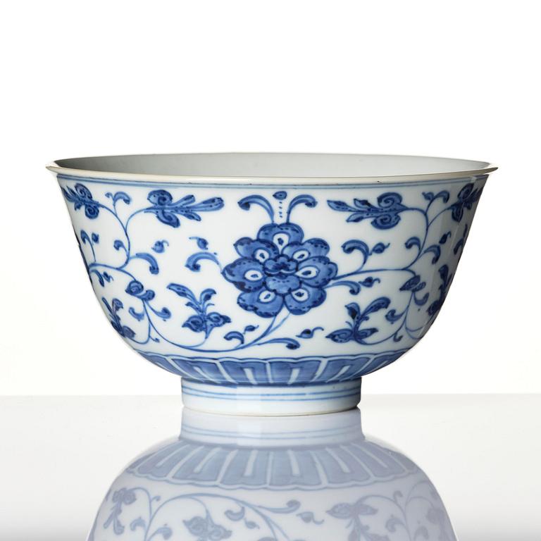 Skål, porslin. Qingdynastin, med Qianlongs märke och period (1736-95).