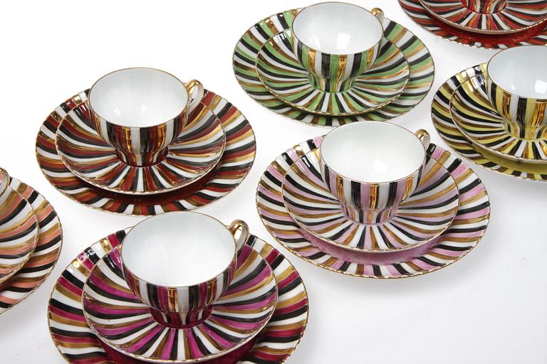 KAFFESERVISDELAR, 32 st, porslin, Saga Walli, 1900-tal.