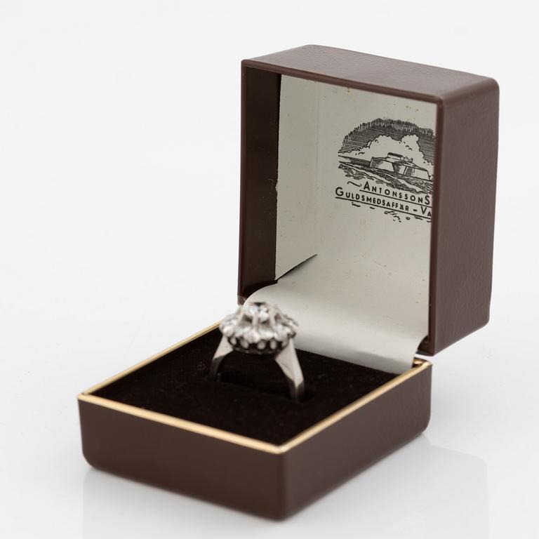 Ring 18K white gold set with round brilliant-cut diamonds.