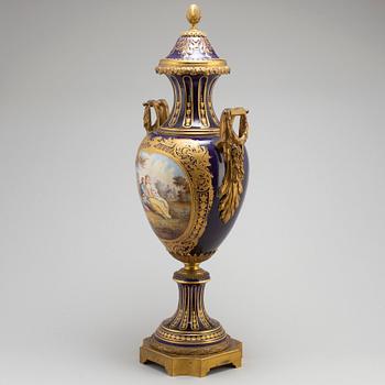 PRAKTURNA, porslin, brons, Sevresliknande märke, 1900-talets första hälft.