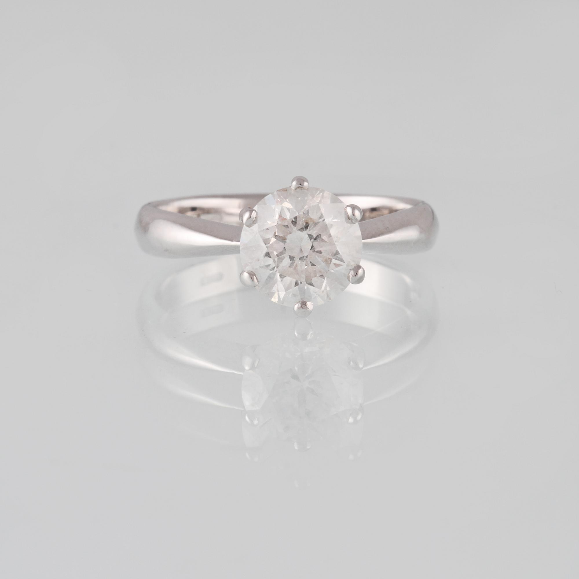 RING, 18K vitguld med briljantslipad diamant 2.00 ct. Vikt 4,7 gram.