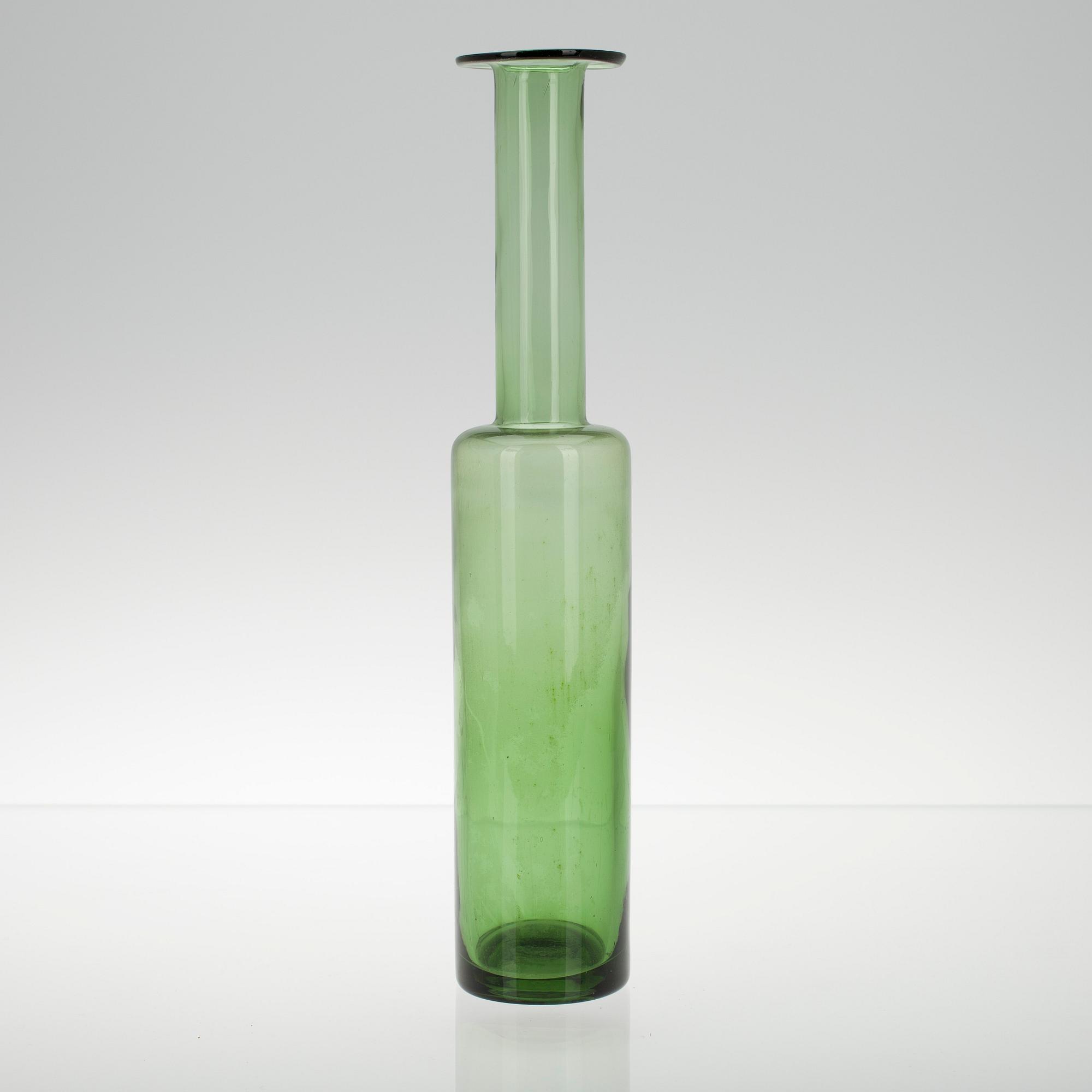 FLASKA, glas, signerad Nanny Still Riihimäen Lasi. Modellen formgiven 1959.