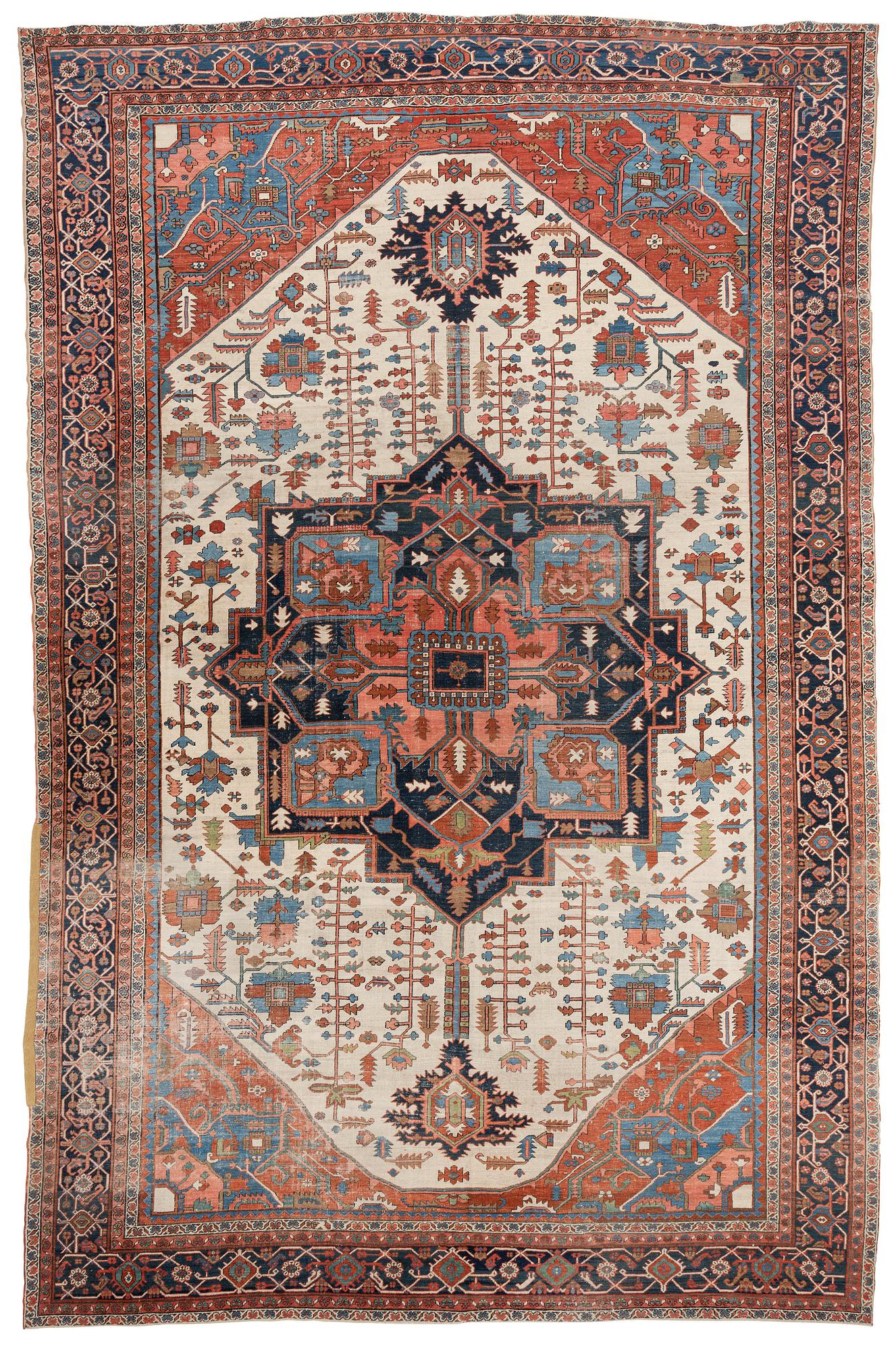 An antique Heriz Serapi carpet, ca 616 x 407 cm.