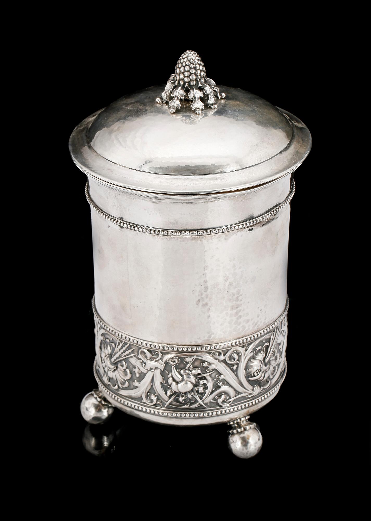 BÄGARE MED LOCK, silver, jugend, CG Hallberg Stockholm 1920. Tot vikt ca 635 gram.