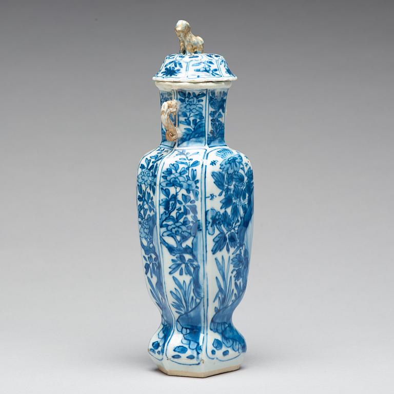 A blue and white vase with cover, Qing dynasty, Kangxi (1662-1722).