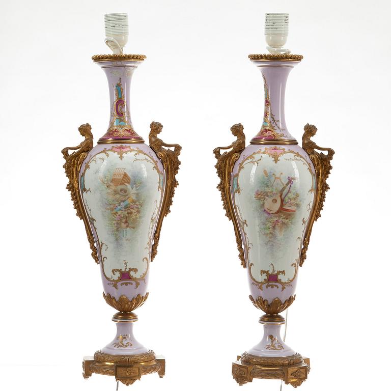 BORDSLAMPOR / URNOR ett par, Mellaneuropa, ca 1900.