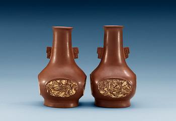 1536. A pair of yixing ware vases, Qing dynasty. (1644-1912).