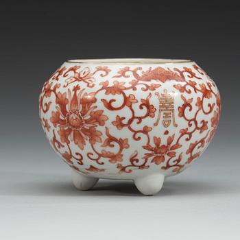 PENSELBAD, porslin. Qing dynastin, 1800-tal.