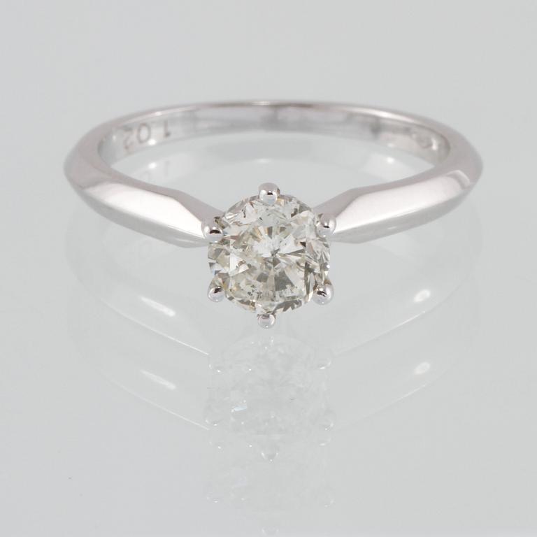 RING, 18k vitguld med briljantslipad diamant, ca 1.02 ct. Vikt 4 g.