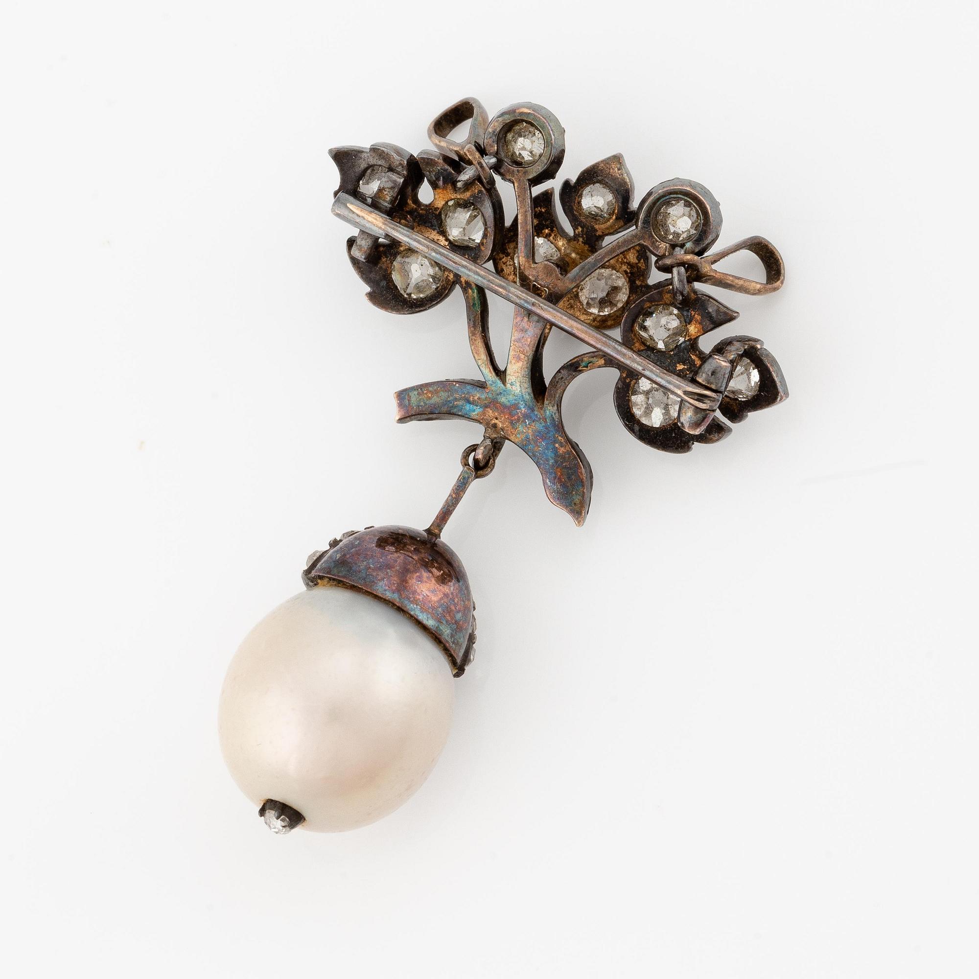 A silver brooch with a pearl and old- and rose-cut diamonds.