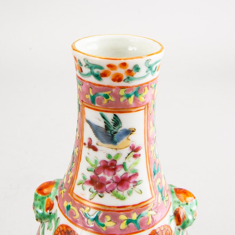 A Chinese vase, late Qing dynasty, circa 1900.