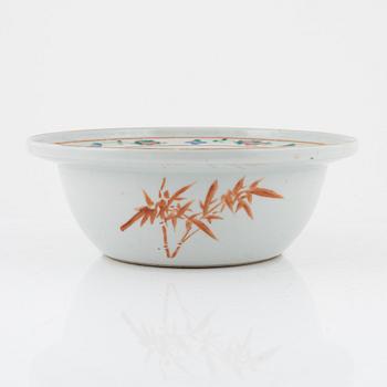 A Chinese famille rose basin / bowl, late Qing dynasty.