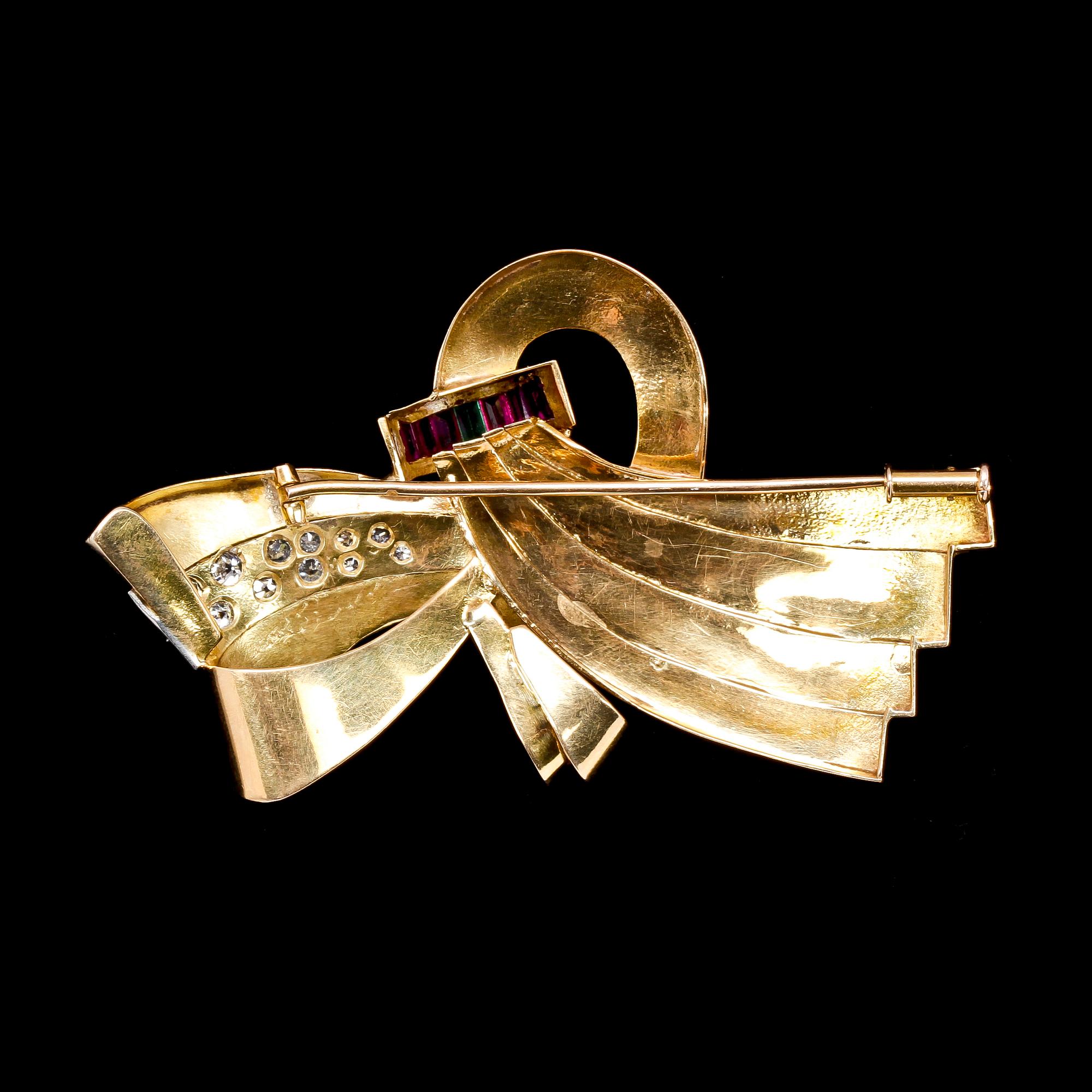 BROSCH, briljant- och åttkantslipade diamanter, tot. ca 0.50 cts, med syntetiska rubiner och liten smaragd. 1950-tal.