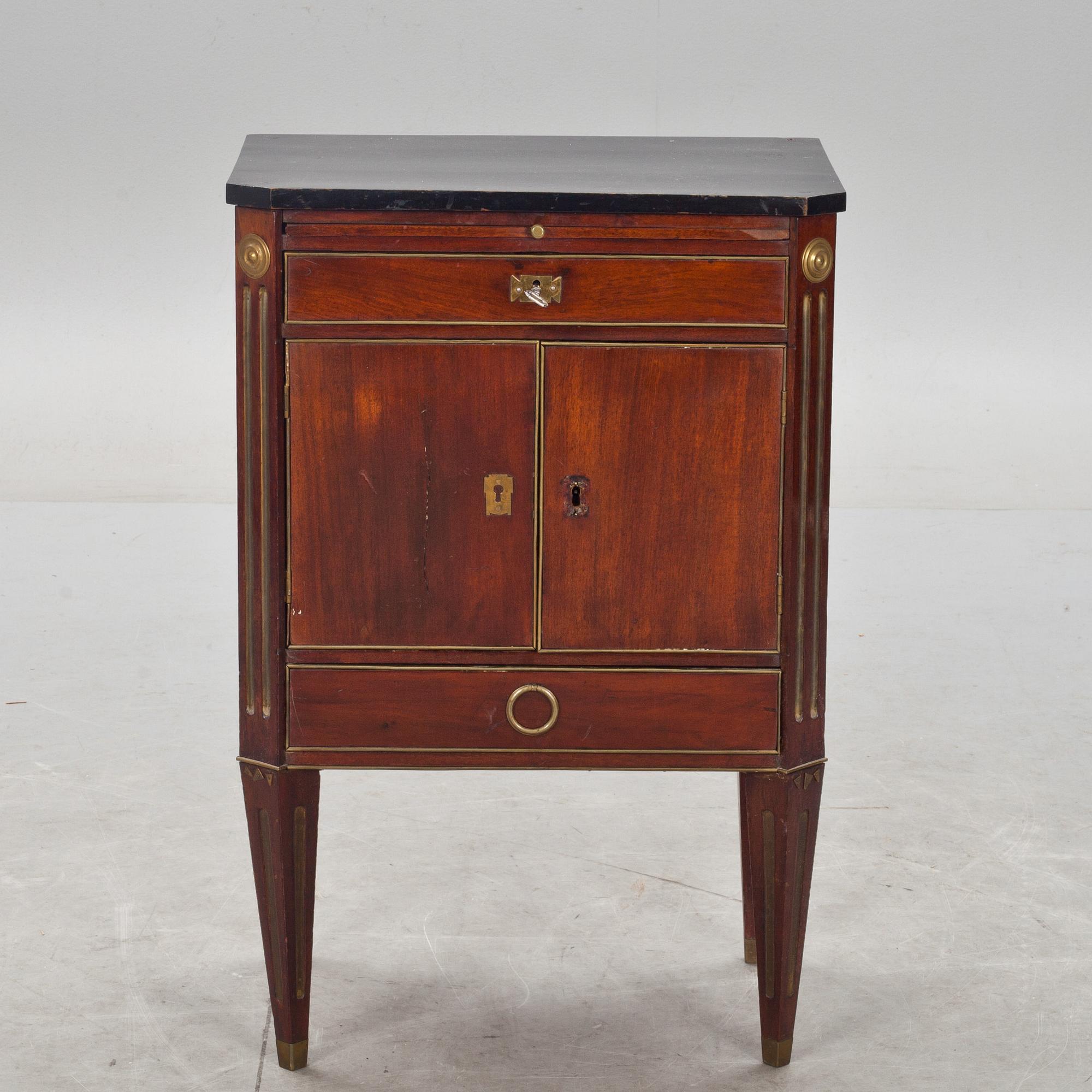 POTTSKÅP, sengustavianskt. Sekelskiftet 1700/1800.