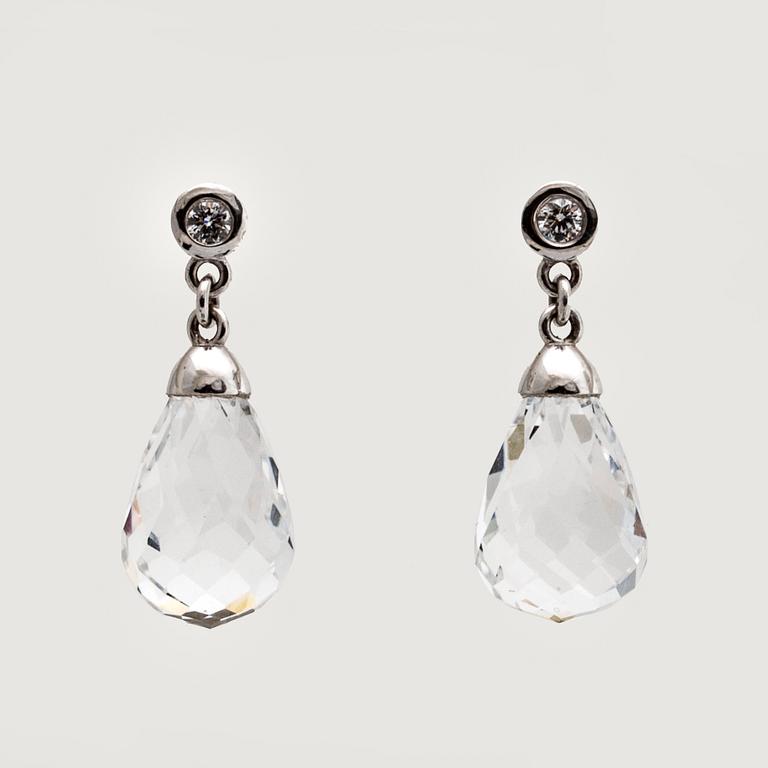 Earrings 18k whitegold, 2 briolette-cut rock-crystals and 2 brilliant-cut diamonds 0,20 ct TW VVS.