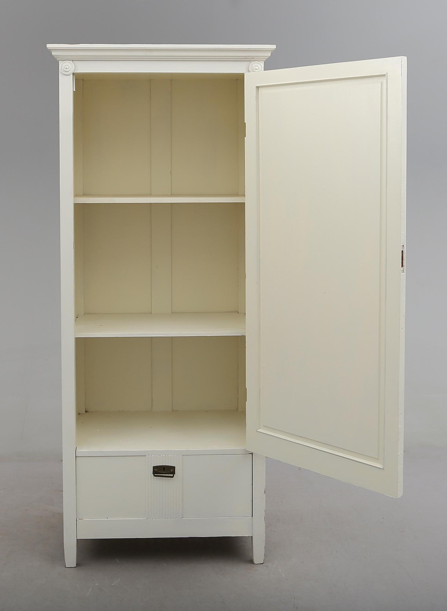 KLÄDSKÅP, 1900-talets första hälft.