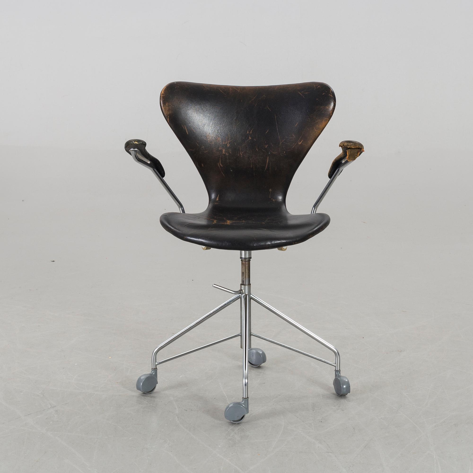 ARNE JACOBSEN, A Sjuan  armchair on wheels.