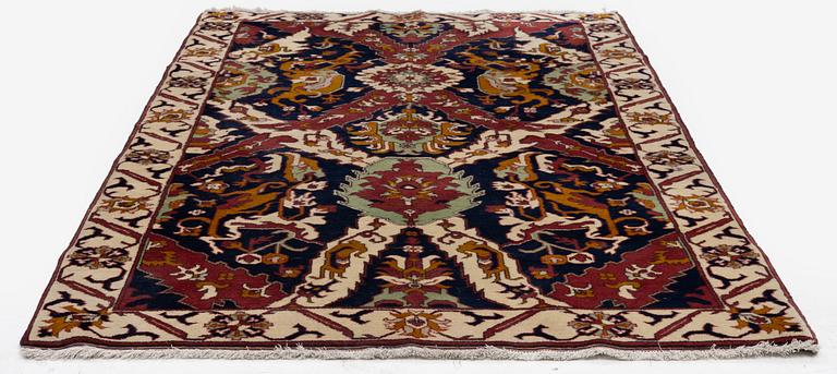 Semiantik "drak" matta, västra Persien, ca 237 x 133 cm.