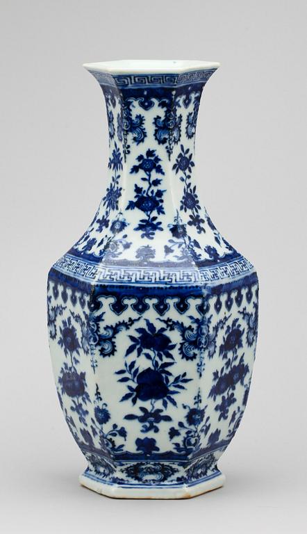 VAS, porslin, Kina, Republik (1912-1949).