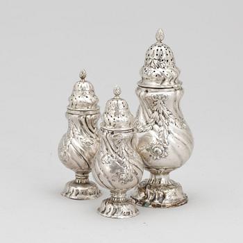 SOCKERRUSKA samt SALT och PEPPARSTRÖARE, silver, rokokostil, 18/1900-tal. Vikt ca 208g.