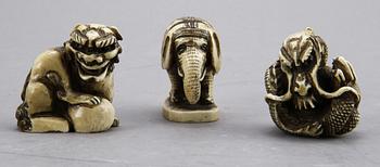 NETSUKE, 3 st, ben, Japan, 1800/1900-tal.