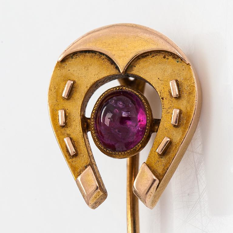 Tie pin, cabochon-cut amethyst, 14K gold.