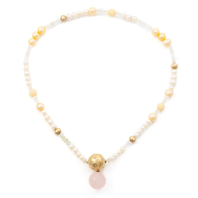 Ole Lynggaard clasp with pendant in 18K gold set with round brilliant-cut diamonds and rose quartz.