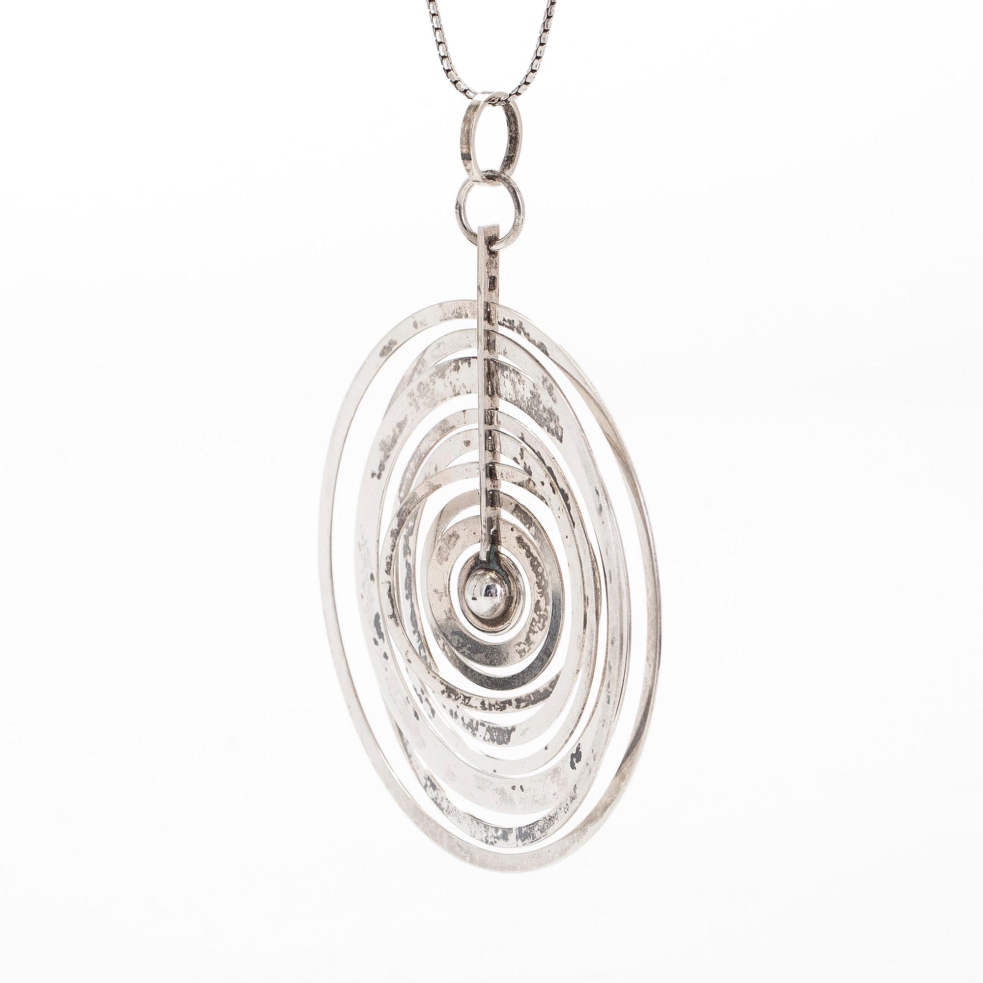 Tapio Wirkkala, hänge "Silvermåne", sterling silver, Westerback, Helsingfors 1971, kedja medföljer.