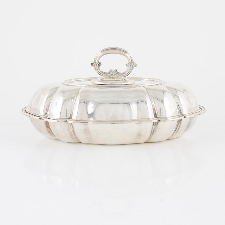 K Anderson, a silver deep dish with lid, Stockholm 1924.