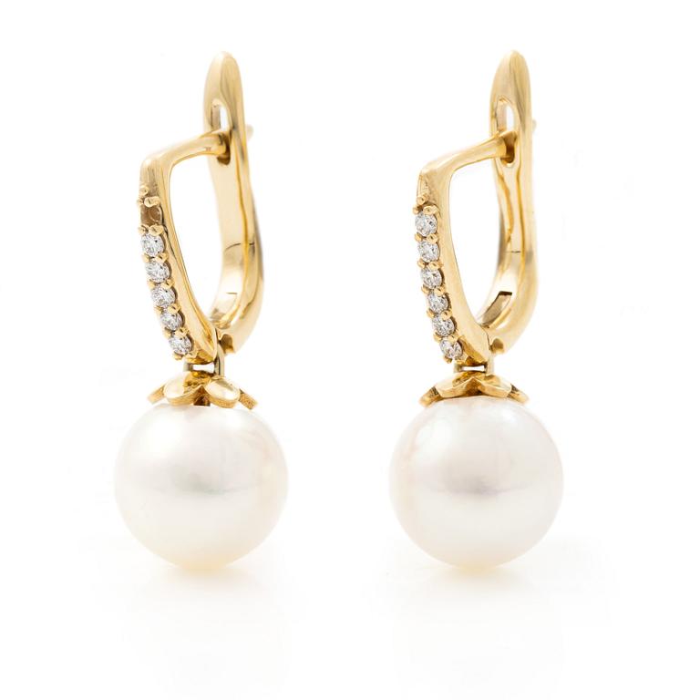 Earrings in 18K gold with cultured Akoya pearls and brilliant-cut diamonds.