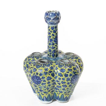 A Chinese blue and white 'clobbered' porcelain tulip vase, Qing dynasty, 19th century.