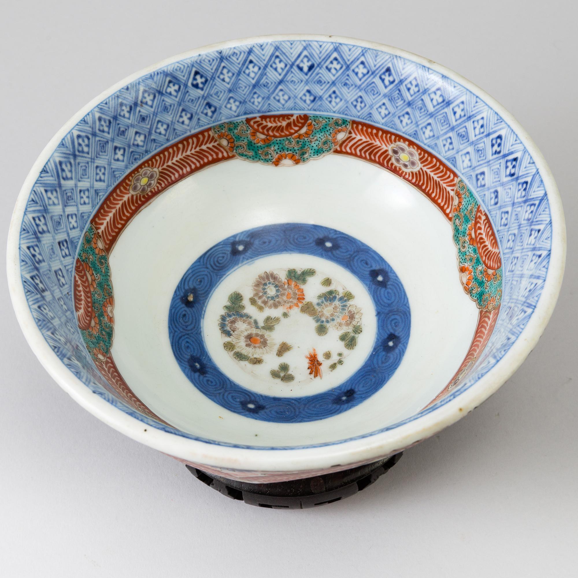 A set of fan-shaped bowls and a larger bowl, Japan, Meiji (1868-1911).
